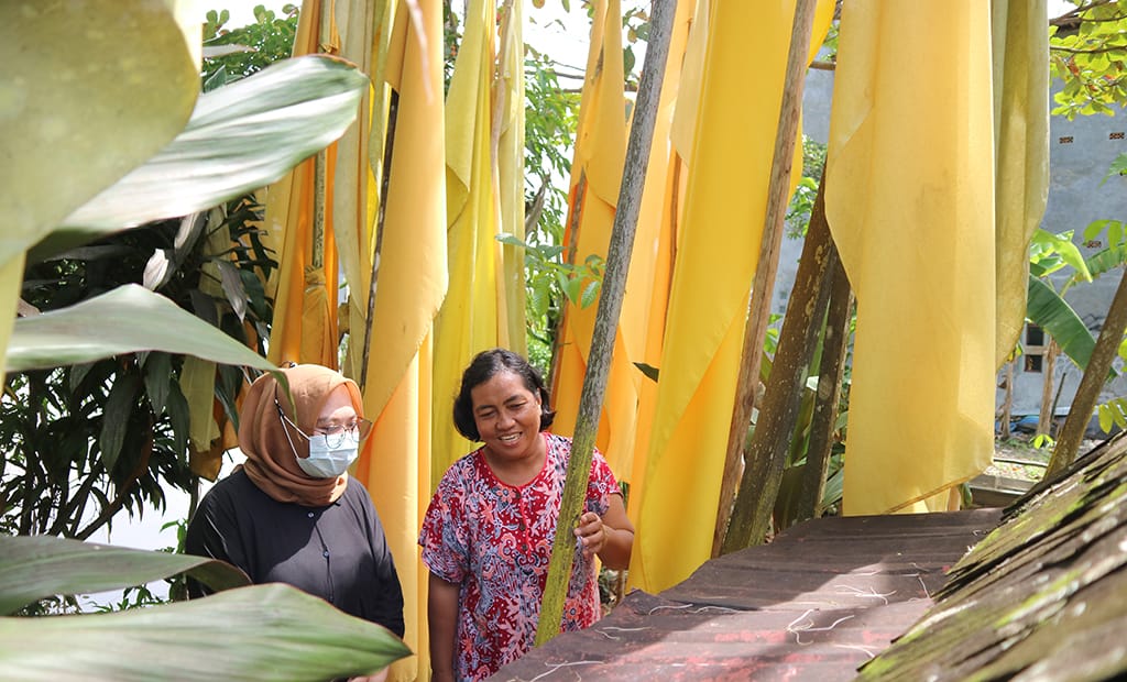 Ibu Emi (48 tahun) sedang menjelaskan cerita tentang Pasah Kamanthuhu