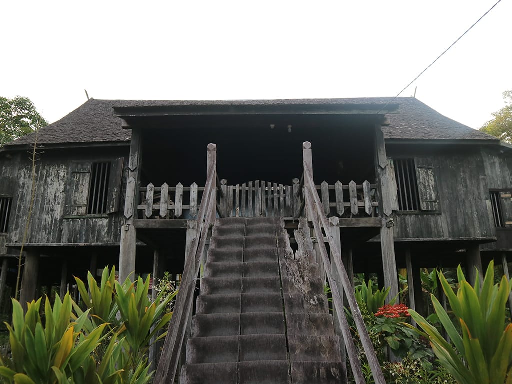 Tangga yang dipasang di Rumah Betang oleh Dinas Kebudayaan dan Pariwisata Kalimantan Tengah