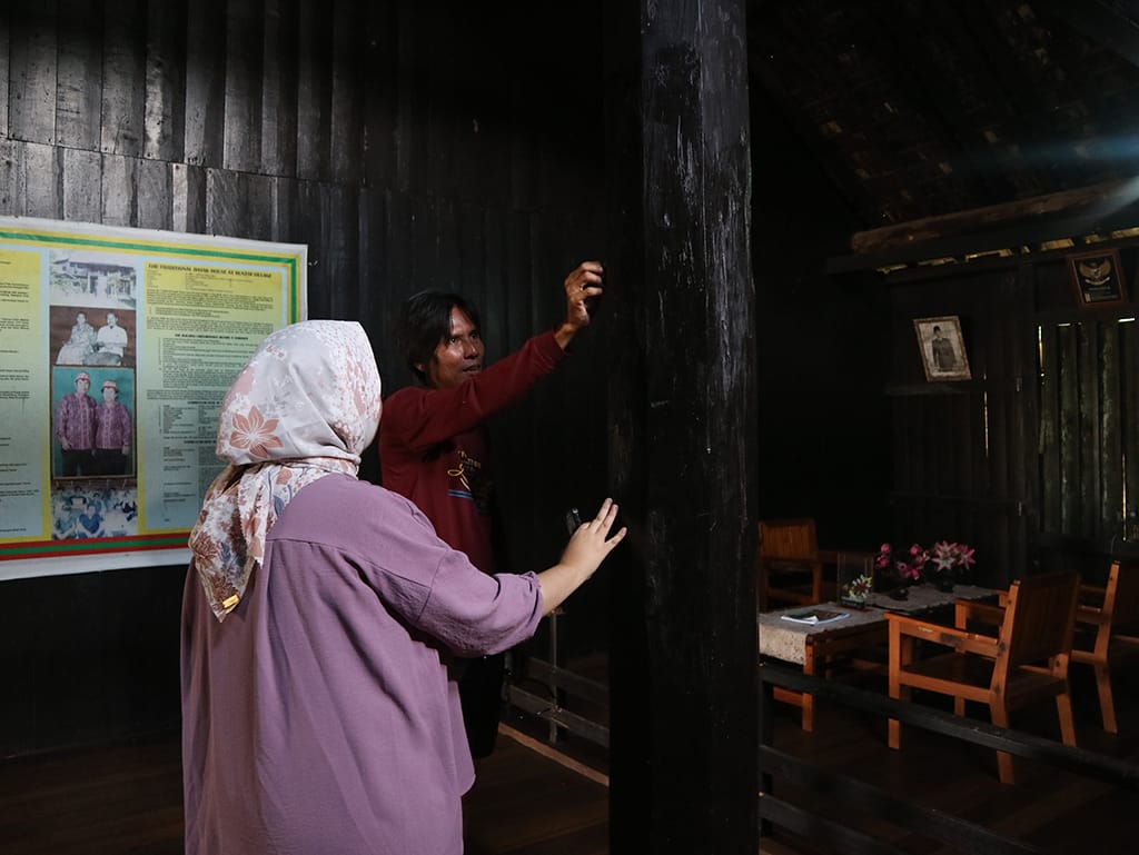 Penjelasan tentang tiang utama yang terbuat dari kayu manang oleh John Feri