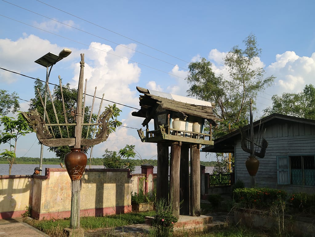 Sandung yang berada di depan Rumah Betang