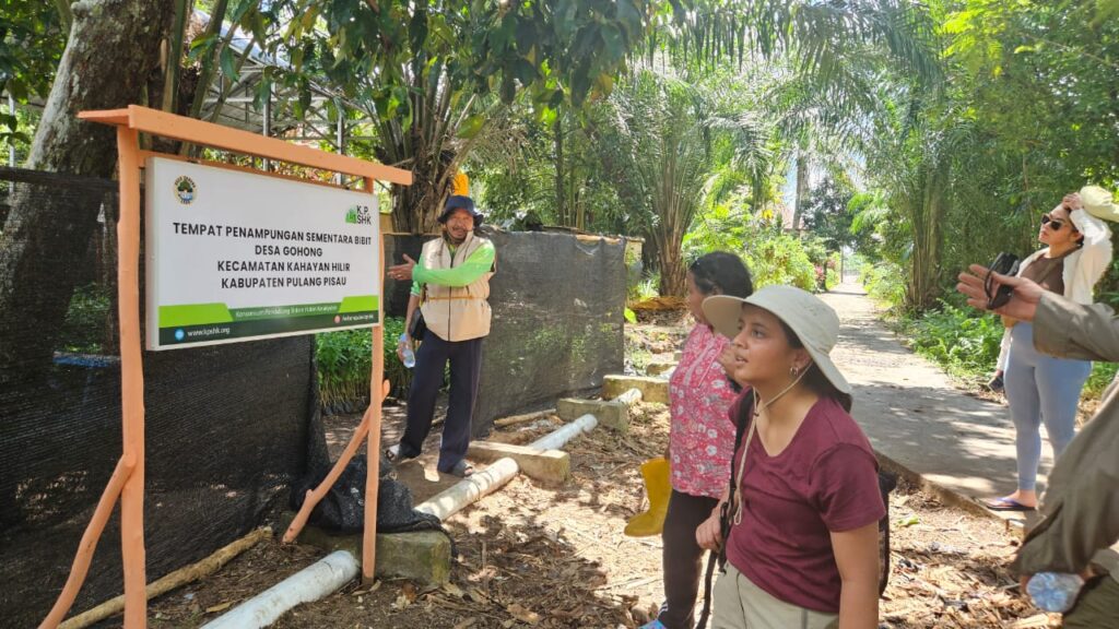 Ketua LPHD Gohong Yanto L Adam bersama tim Earthood dalam kunjungannya di TPS Desa Gohong, (Gohong , 20/02/2024)